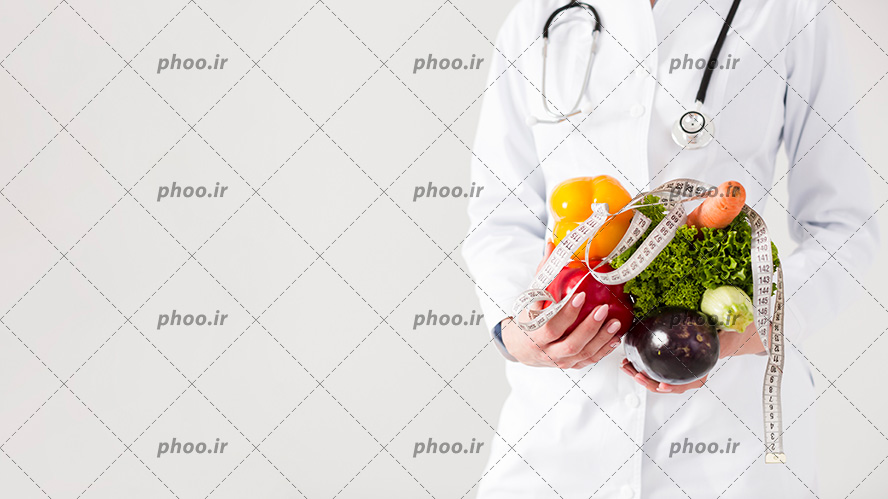 عکس با کیفیت سبزیجات و متر اندازه گیری در دست پزشک با روپوش سفید