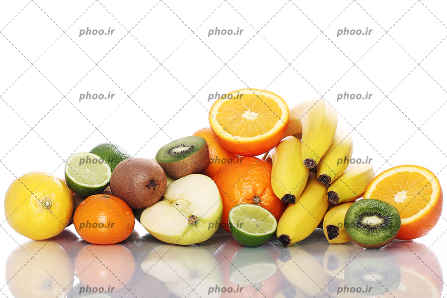 عکس با کیفیت موز و پرتقال و کیوی و سیب های برش خورده در کنار یکدیگر در پس زمینه سفید
