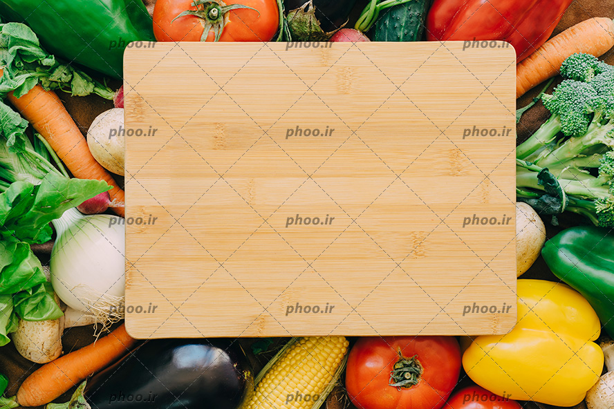 عکس با کیفیت تخته چوبی مخصوص خرد کردن سبزیجات و گوشت بر روی میوه های تازه