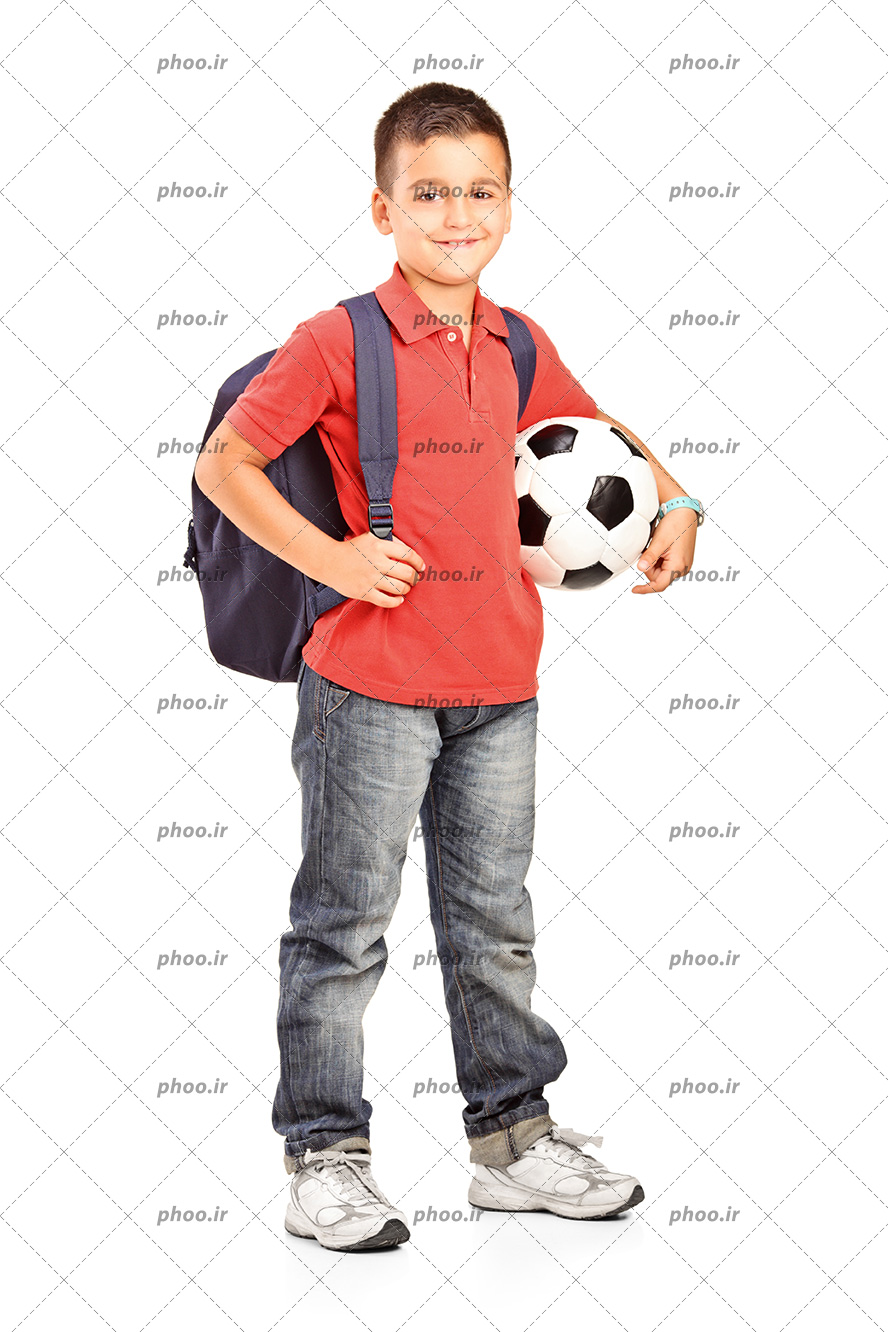 عکس با کیفیت توپ فوتبال در دست پسر بچه با کوله پشتی و تیشرت قرمز و شلوار لی بر تن