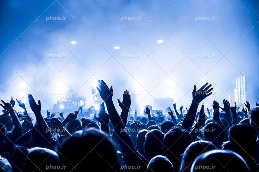 عکس با کیفیت کنسرت نورانی و دود و بخار بر روی استیج و مردم در حال تشویق و شادی