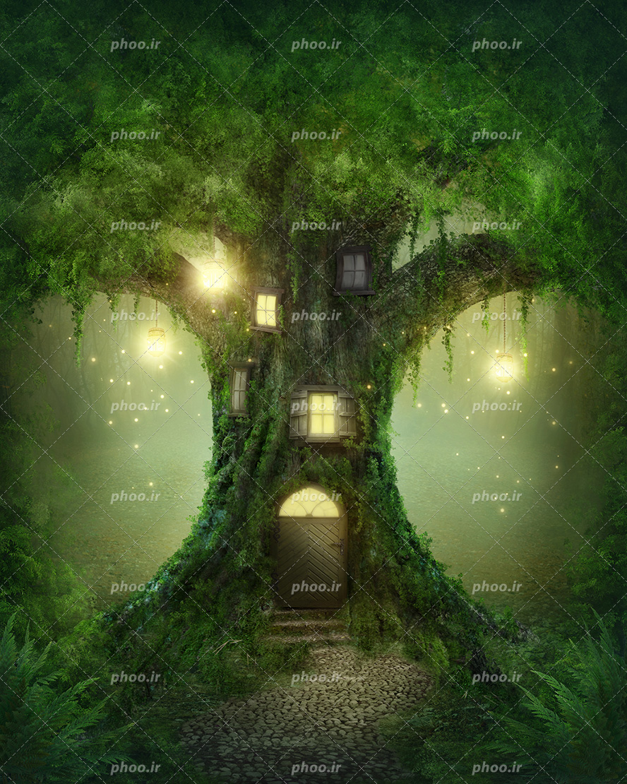 عکس با کیفیت خانه در دل درخت و فانوس های روشن آویزان شده از شاخه های درخت و کرم های شب تاب در اطراف درخت