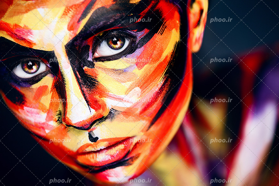 عکس با کیفیت صورت زن از نمای نزدیک با گریم رنگارنگ