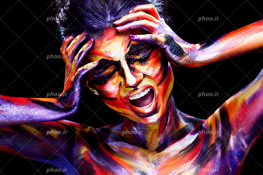 عکس با کیفیت زن با چهره ی رنگ شده و با ژست دو دست در کنار سر و در حال فریاد کشیدن