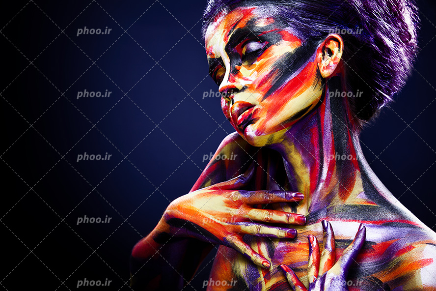 عکس با کیفیت زن با چشم های بسته و چهره نقاشی شده با رنگ های گریم و موهای زن به رنگ بنفش