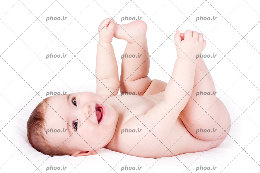 عکس با کیفیت نوزاد با موهای خرمایی در حال خندیدن و گرفتن پاهای خود