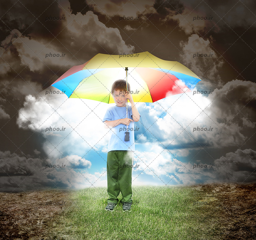 عکس با کیفیت کودک ایستاده در طبیعت مه گرفته و چتر رنگارنگ در دست کودک و نورانی شدن فضای اطراف