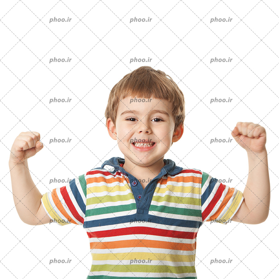عکس با کیفیت کودک با لباس رنگارنگ در حال فیگور گرفتن با دست های خود و در حال لبخند زدن