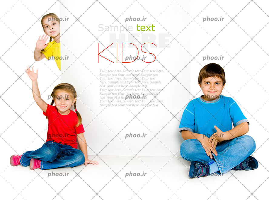 عکس با کیفیت برگه ی سفید در کنار سه کودک با لباس های رنگی مناسب برای نوشتن متن در کادر