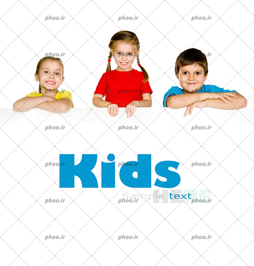 عکس با کیفیت سه کودک با لباس های قرمز و آبی و زرد ایستاده در پشت کاغد با کلمه ی نوشته شده (kids) به رنگ آبی