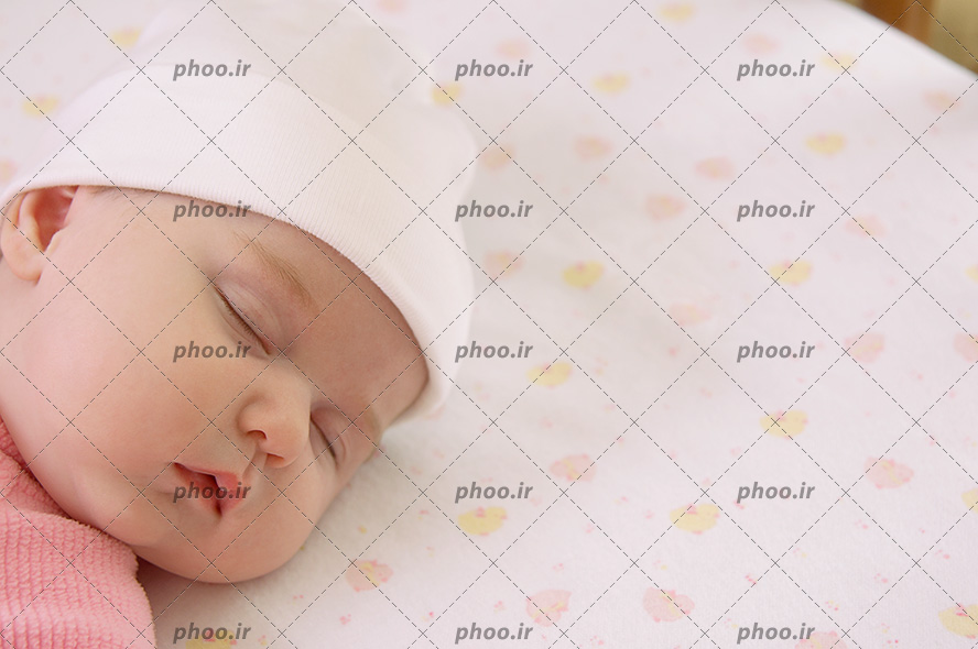 عکس با کیفیت نوزاد تپلی در خواب با کلاه سفید و لباس صورتی