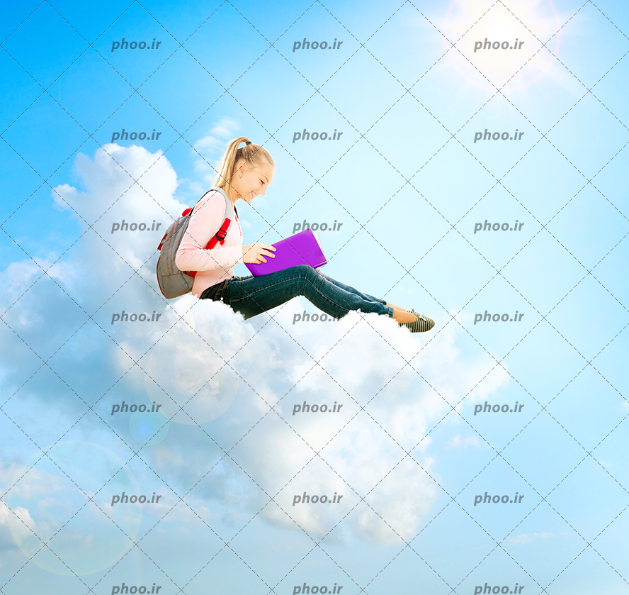عکس با کیفیت دختر خندان نشسته بر روی ابر ها در آسمان و در حال خواندن کتاب