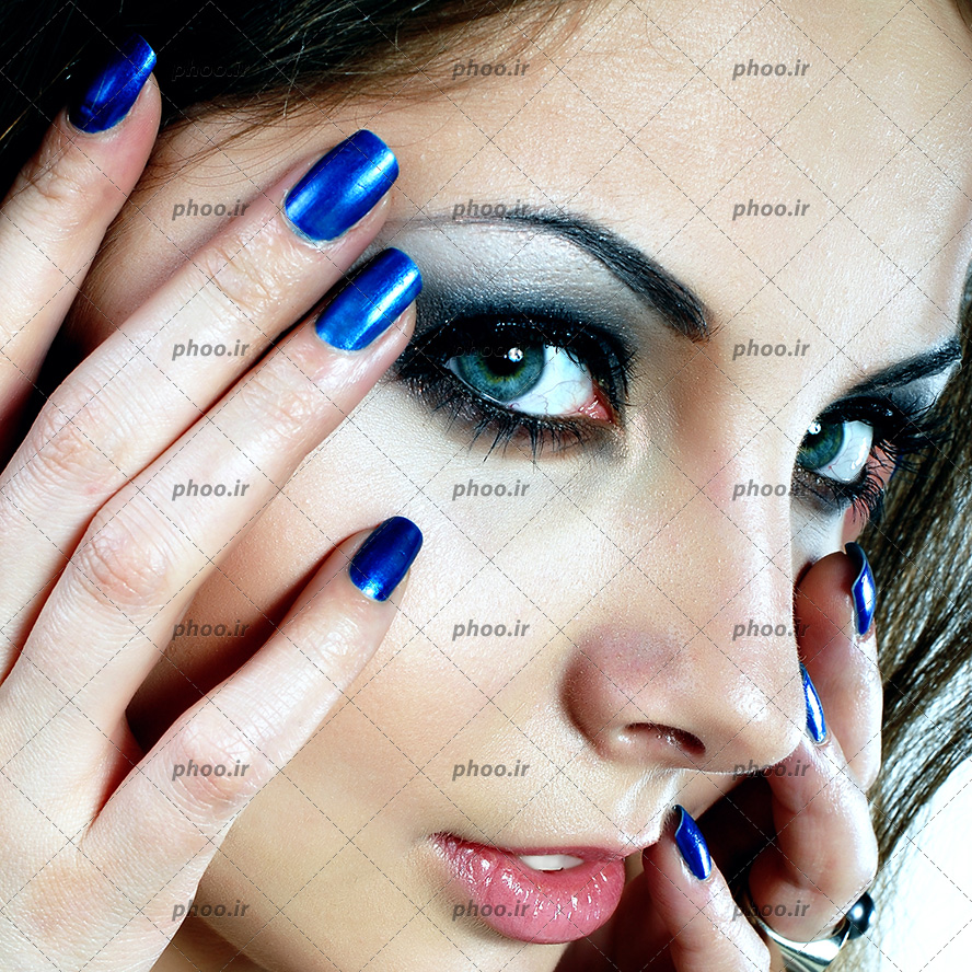 عکس چهره خانم با آرایش صورت و مانیکور از نمای نزدیک