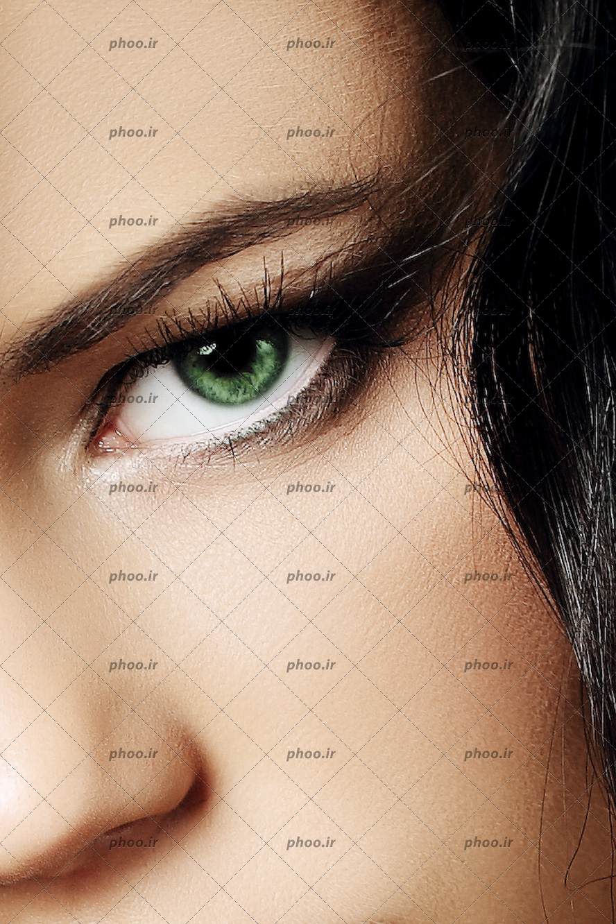 عکس چشم سبز دختر با آرایش از نمای نزدیک