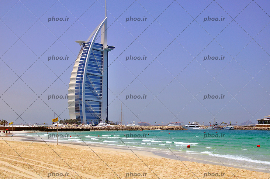 عکس برج معروف شهر دبی کنار دریا