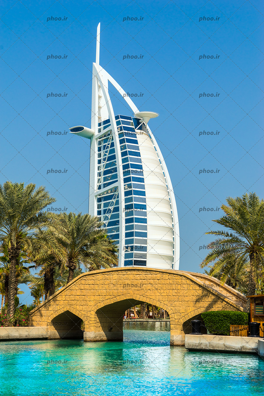 عکس برج معروف شهر دبی کنار پل