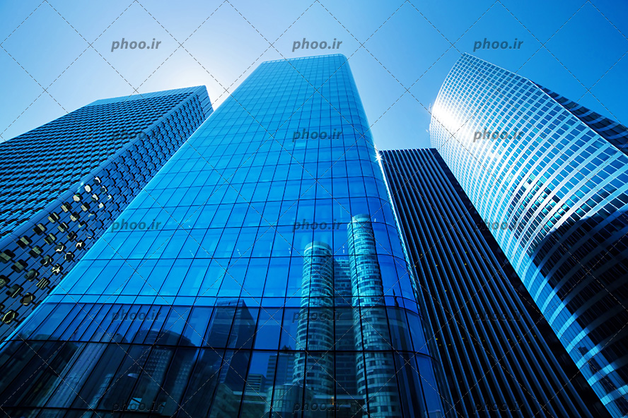 عکس برج های شیشه ای آبی رنگ از نمای پایین