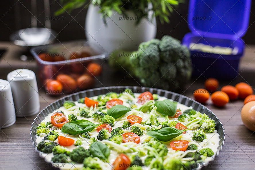 عکس پیتزا سبزیجات در قالب فر روی میز آشپزخانه