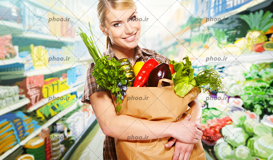 عکس با کیفیت خانم با لبخند و کیسه ای پر از سبزیجات در بغل در یک فروشگاه