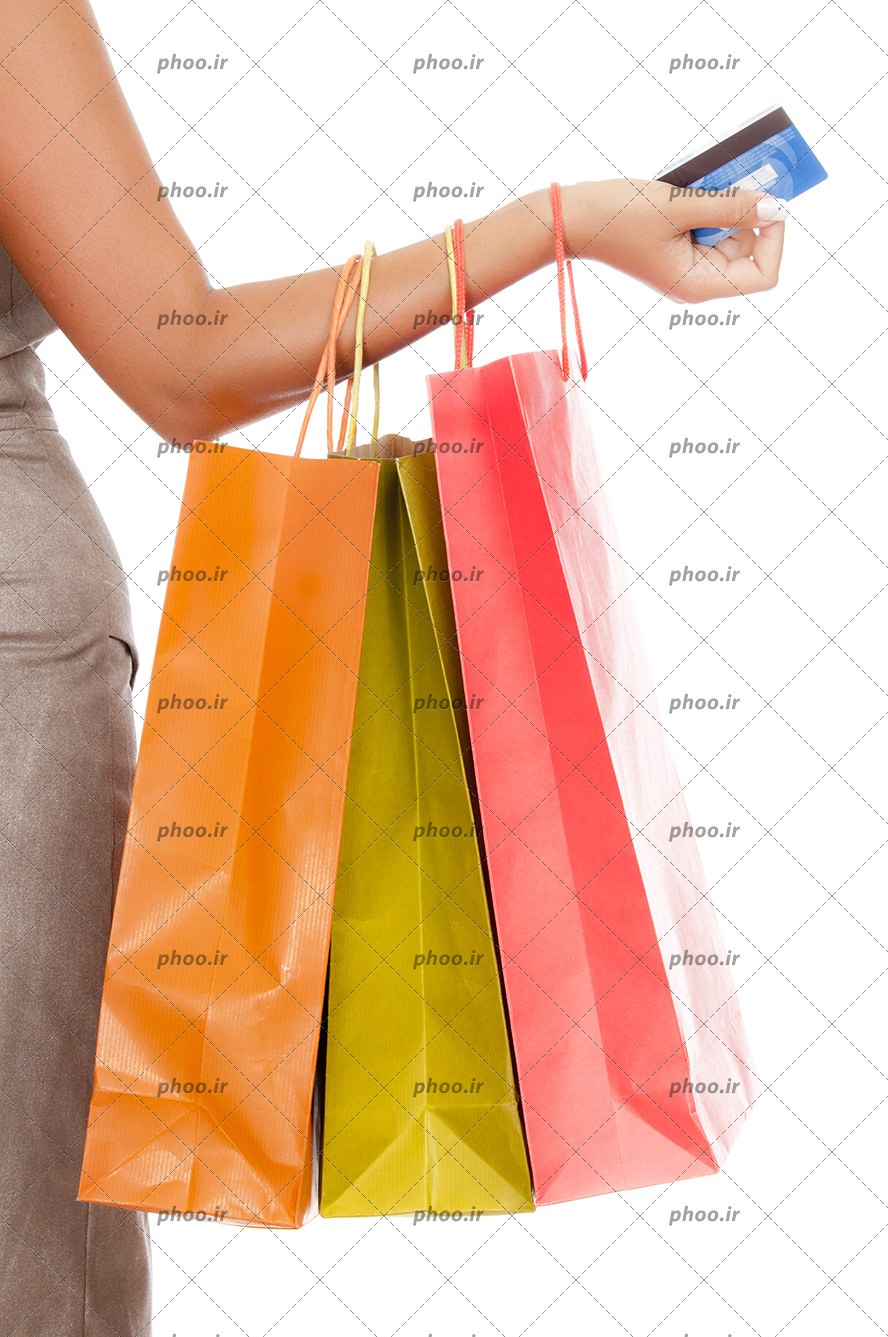 عکس با کیفیت کیسه های خرید رنگی همراه با کارت اعتباری در دست خانم