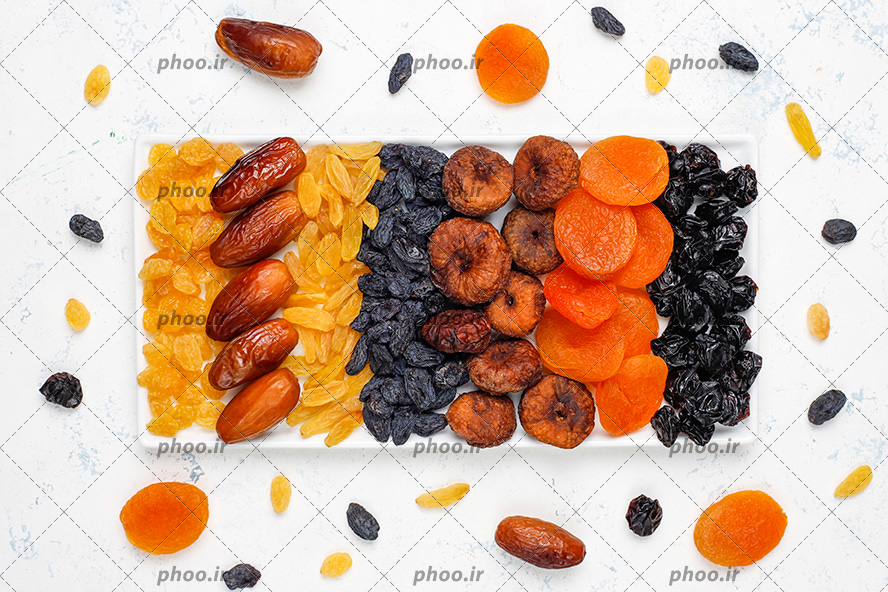 عکس با کیفیت زردآلو و میوه خشک شده و خرما و رطب انجیر خشک چیده شده در ظرف چینی
