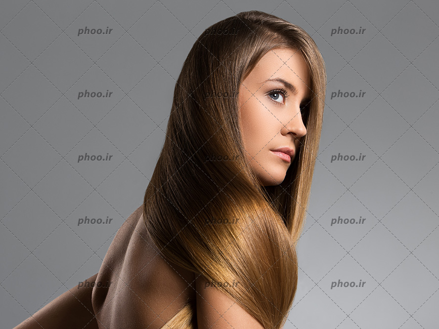 عکس با کیفیت زن با موهای بلند به رنگ قهوه ای و صورت در حالت سه رخ و پس زمینه به رنگ خاکستری