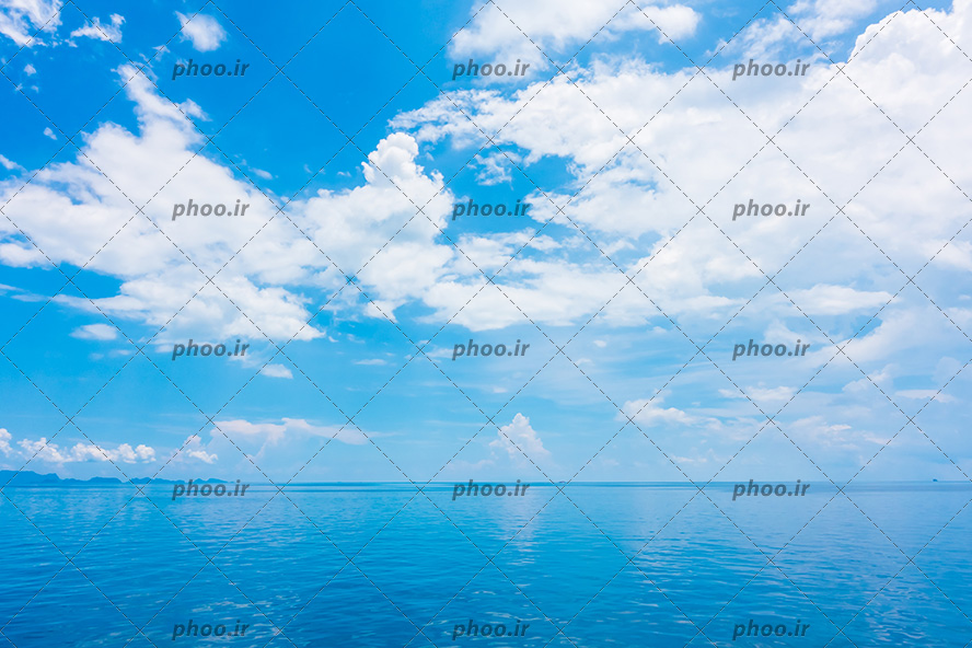 عکس با کیفیت آسمان آبی و ابری و دریای آرام و آبی