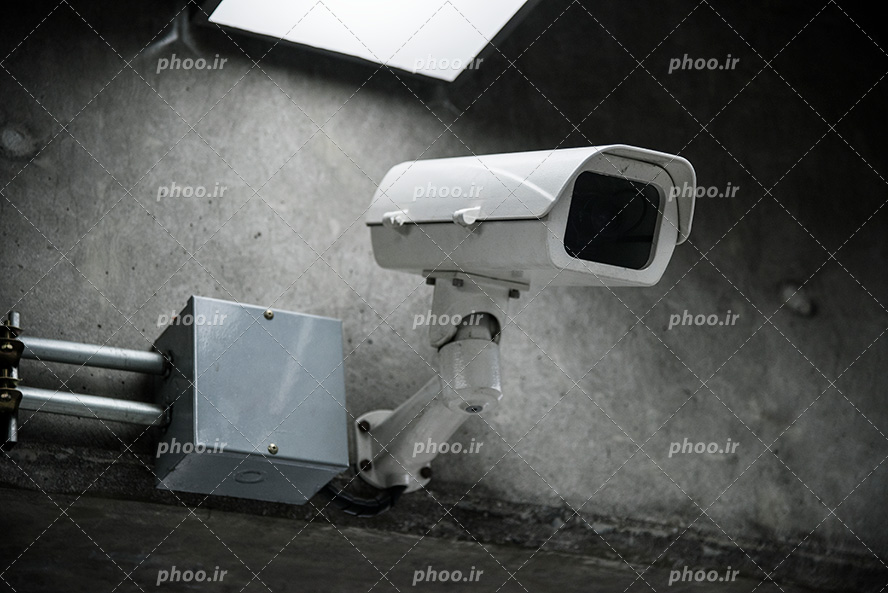 عکس با کیفیت دوربین مدار بسته سفید نصب شده بر روی دیوار