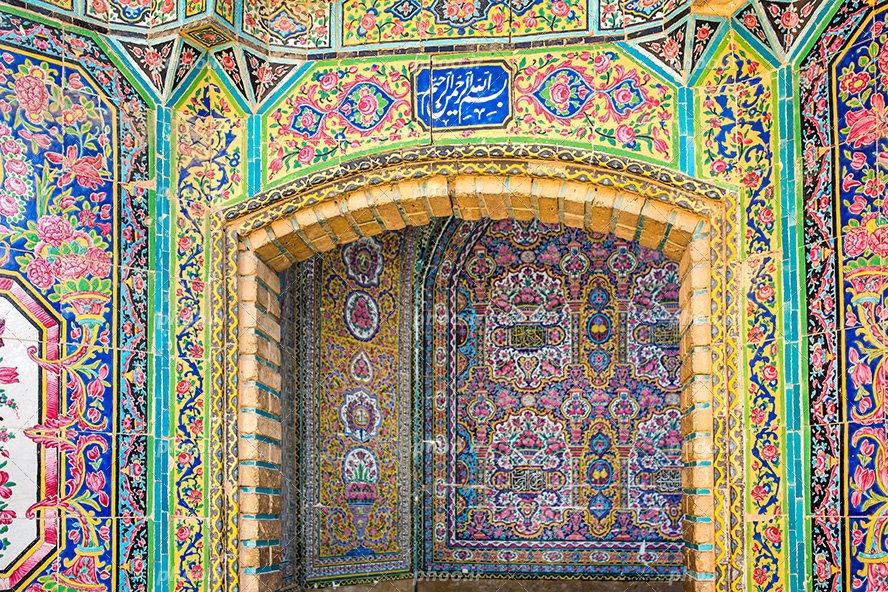 عکس با کیفیت دیوار های مسجد با طرح های اسلیمی و گل های رنگارنگ بسیار زیبا