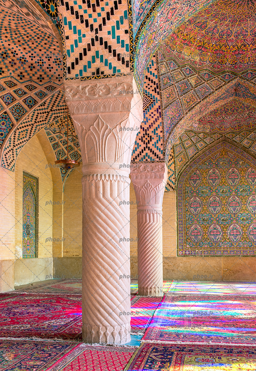 عکس با کیفیت ستون های زیبای مسجد نصیرالملک و سقف کاشی کاری شده با طرح های سالیمی و نقوش هندسی