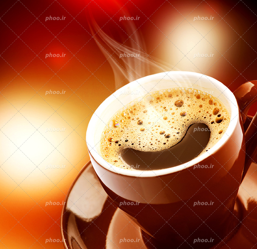 عکس با کیفیت قهوه داغ همراه با بخار در فنجان ساده به رنگ قهوه ای در پس زمینه نورانی
