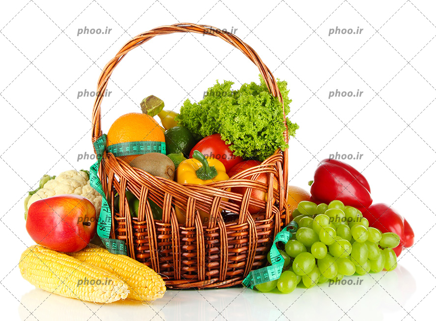 عکس با کیفیت سبزیجات تازه داخل سبد حصیری و دیگر سبزیجات چیده شده در کنار سبد در پس زمینه سفید
