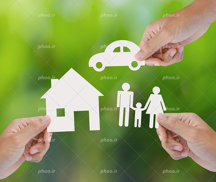 عکس با کیفیت خانواده کاغذی در کنار خانه کاغذی و ماشین کاغذی در پس زمینه سبز