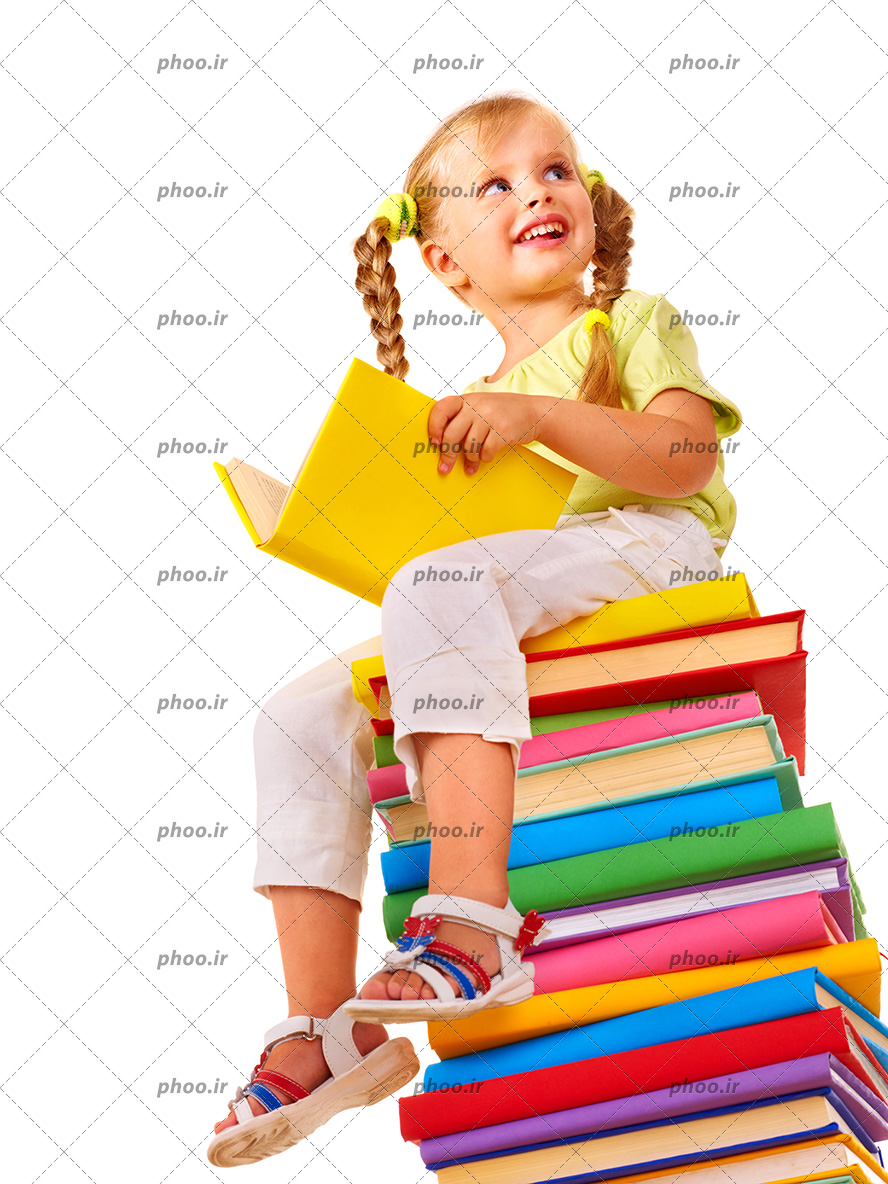 عکس با کیفیت کودک زیبا با موهای بلوند و با تیشرت زرد در حال خندیدن و نشسته بر روی کتاب های رنگارنگ و پس زمینه به رنگ سفید