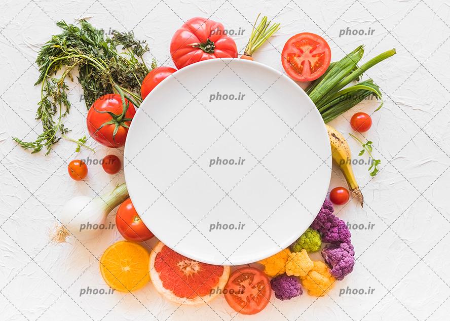 عکس با کیفیت ظرف سفید رنگ قرار گرفته بر روی میوه ها و سبزیجات تازه