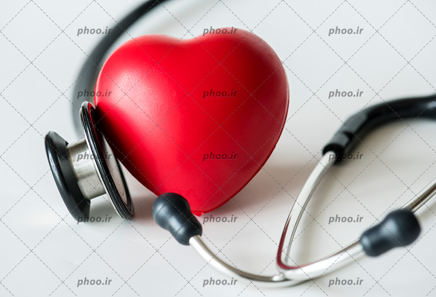 عکس با کیفیت قلب کوچک قرمز در کنار استتوسکوپ از نمای نزدیک
