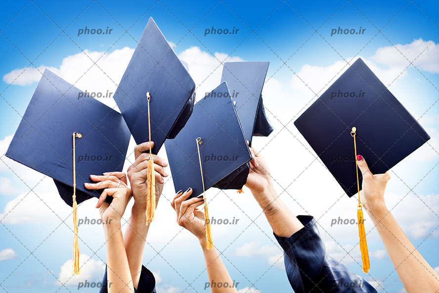 عکس با کیفیت کلاه های فارغ التحصیل در دست دانشجو ها و پس زمینه آسمان آبی