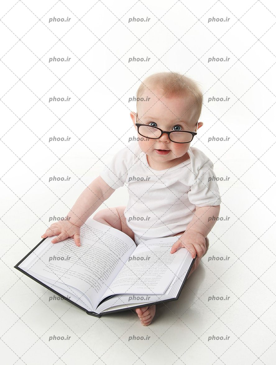 عکس با کیفیت کتاب زبان در دست بچه ی خردسال همراه با عینک در پس زمینه سفید
