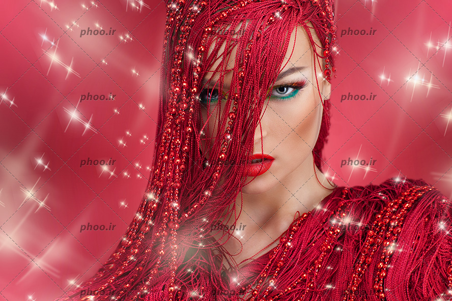 عکس خانم با آرایش صورت و شال قرمز در پس زمینه قرمز