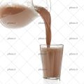 عکس با کیفیت ریختن شیر کاکائو از پارچ شیشه ایداخل لیوان در پس زمینه سفید