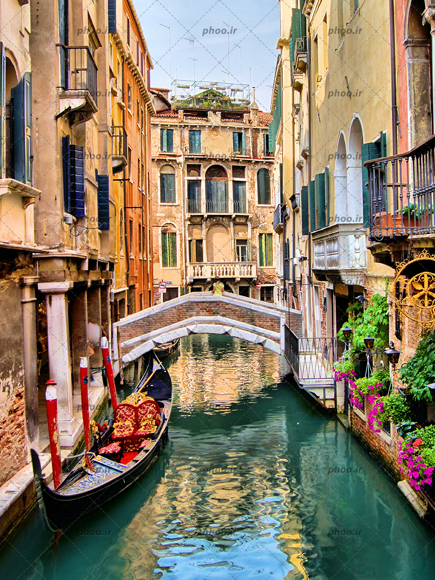 عکس شهر زیبا اروپایی ونیز با قایق داخل رود