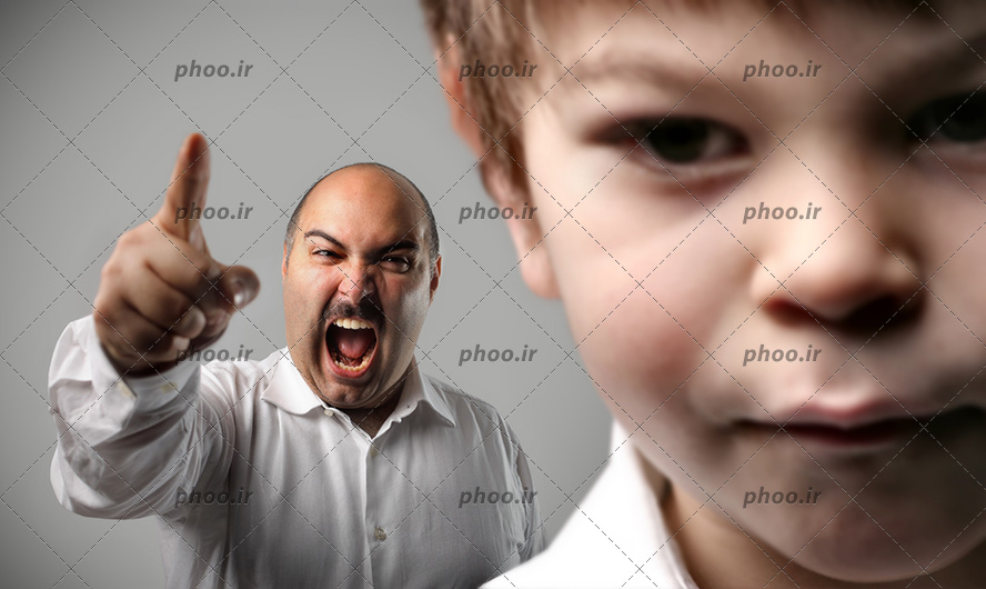 عکس با کیفیت مرد در حال فریاد زدن و دعوا کردن کودک خود
