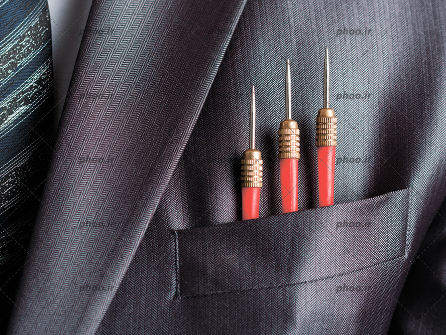 عکس سه شی نوک تیز قرمز داخل جیب کت نقره ای