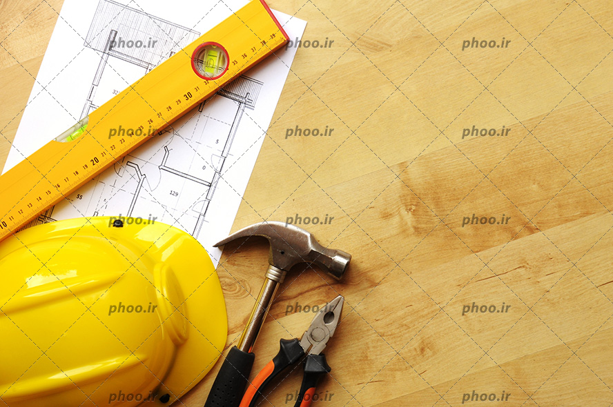 عکس ابزار مهندسی و کلاه ایمنی زرد و زمینه چوبی