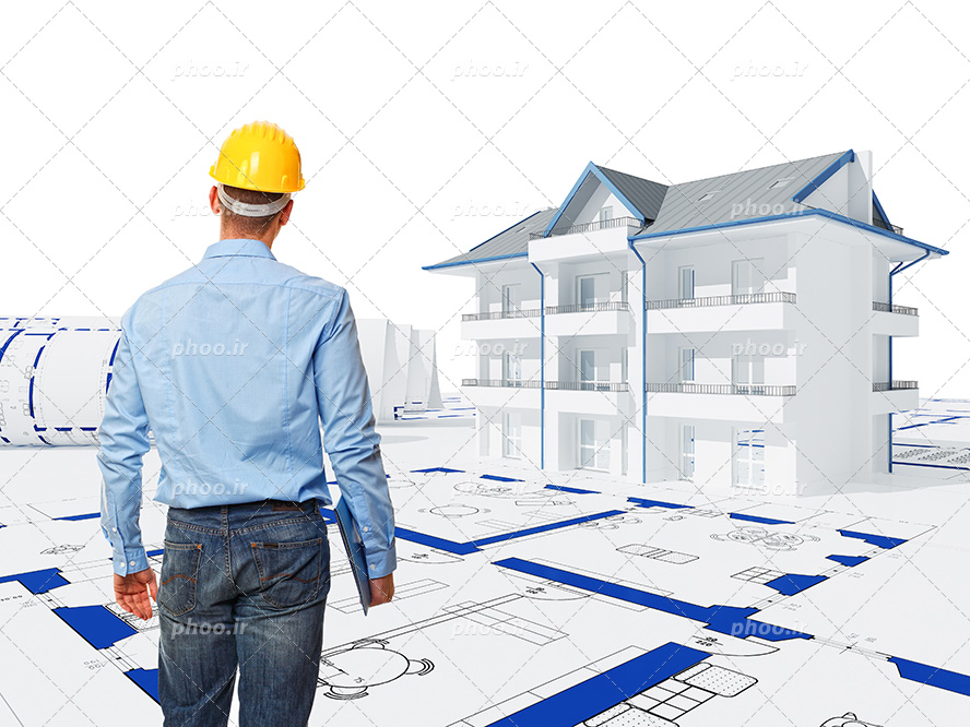 عکس با کیفیت مرد مهندس با کلاه ایمنی ایستاد در مقابل ماکت خانه و نقشه ساختمان
