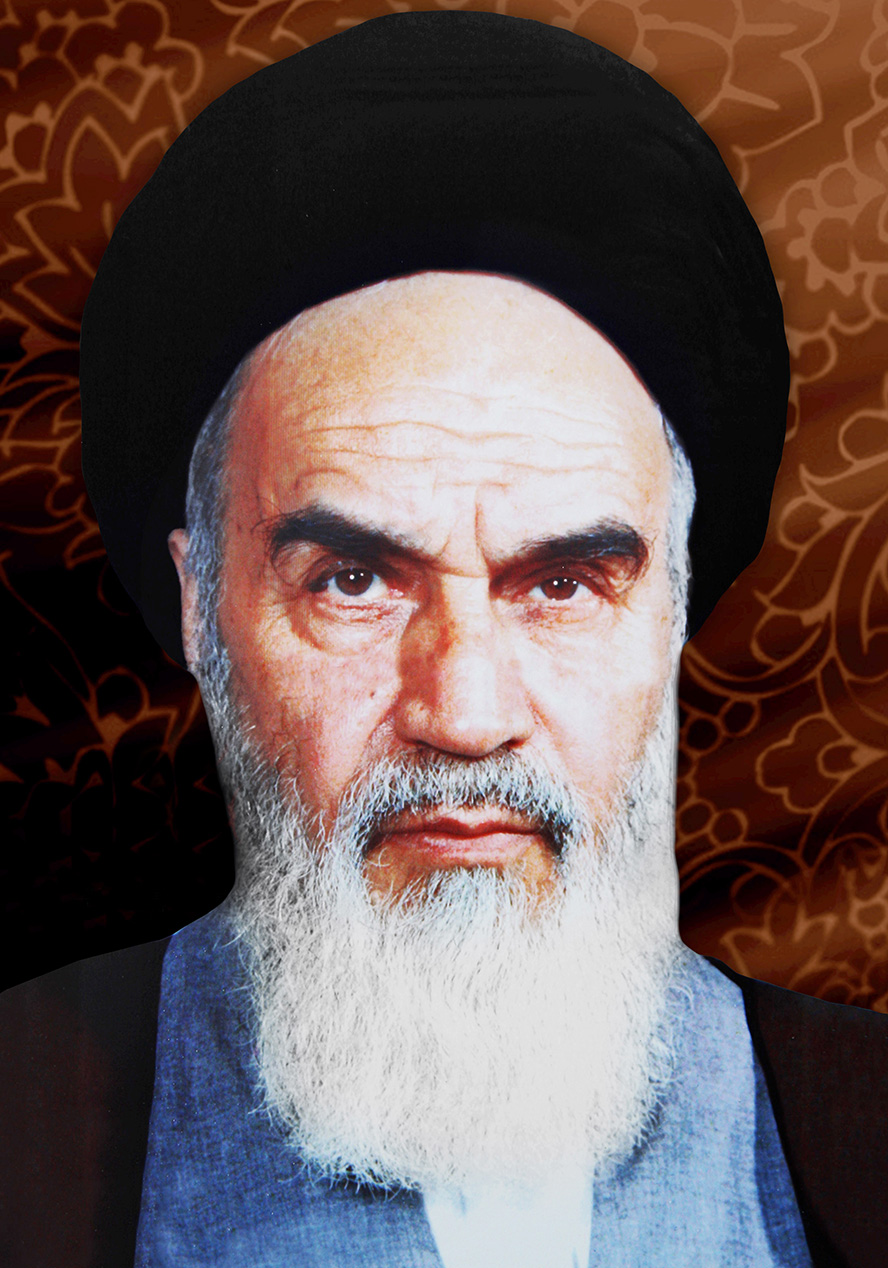 عکس با کیفیت چهره ی امام خمینی (ره) از نمای رو به رو همراه با عمامه مشکی در پس زمینه قهوه ای