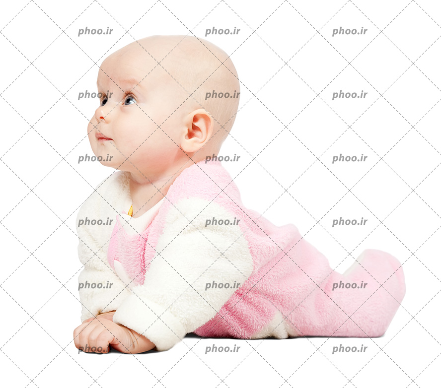 عکس با کیفیت نوزاد کوچک در حال نگاه کردن به چیزی در پس زمینه سفید