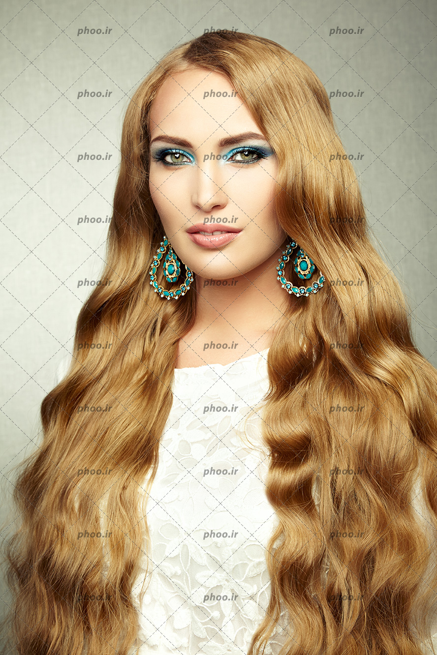 عکس خانم با آرایش و جواهرات و مو های بلند موج دار