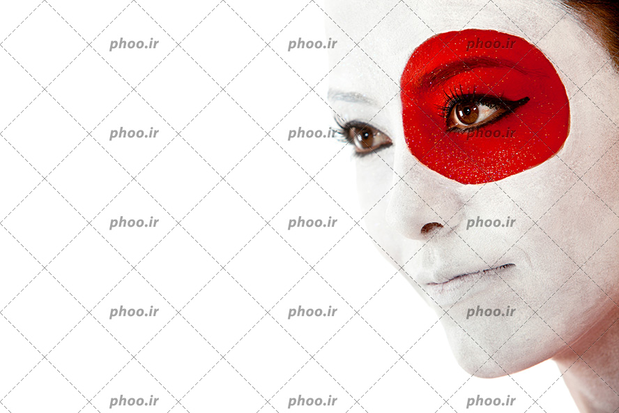 عکس پرتره زن هنری نقاشی با رنگ های سفید و قرمز روی صورت در پس زمینه سفید