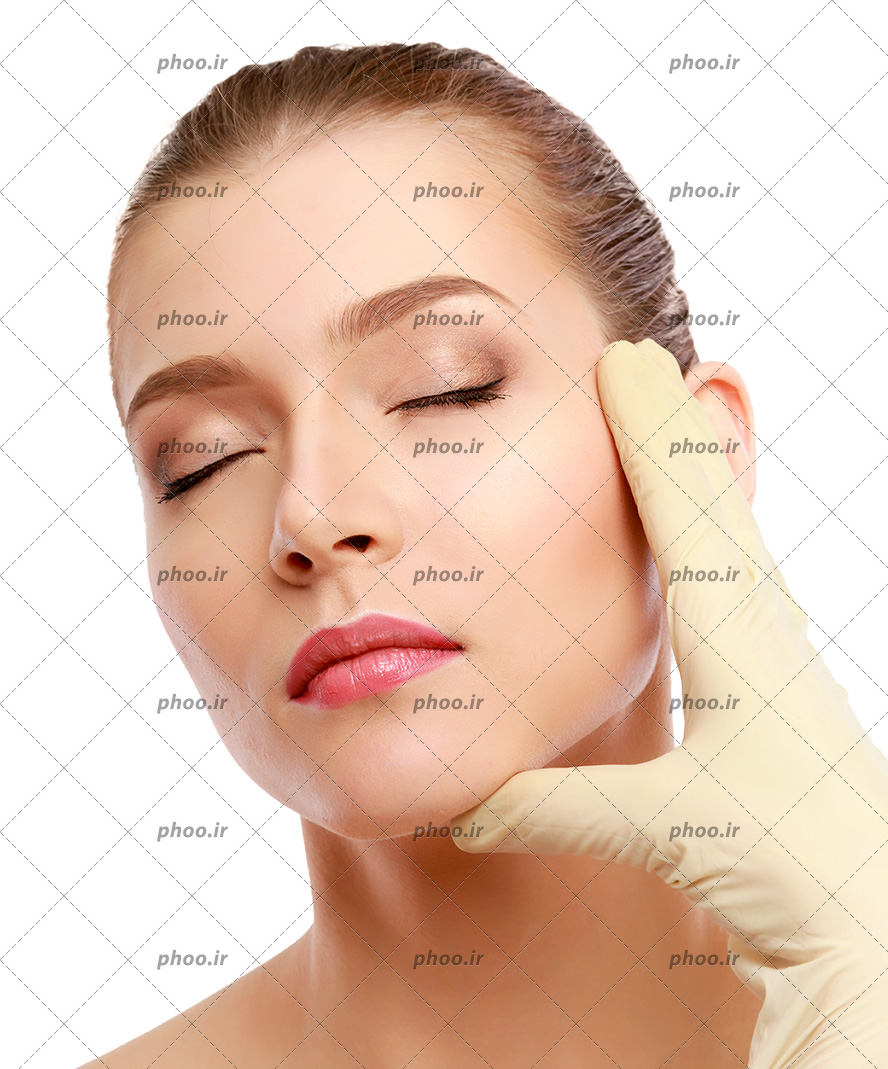 عکس چهره زن زیبا با آرایش صورت و دست جراح روی صورتش در حال معاینه کردن صورت